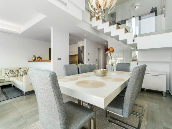 Large townhouse for sale in Los Dolses