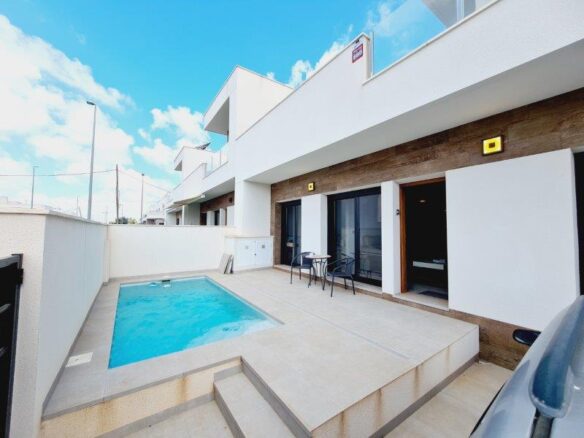 For sale semi detached villa in Daya Nueva.