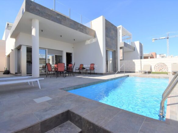 For sale nice villa in Villamartin.