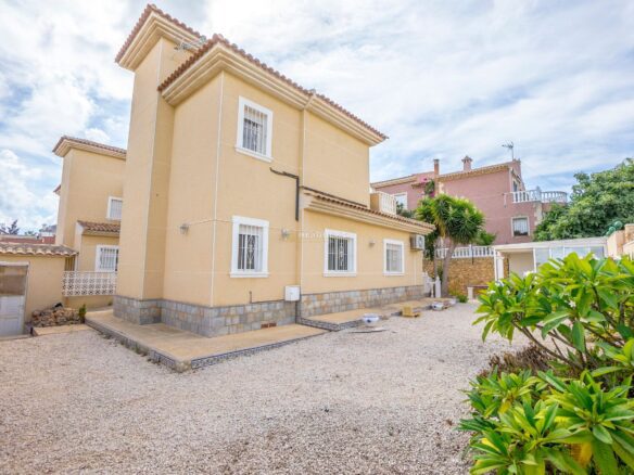 For sale nice villa in Los Balcones.