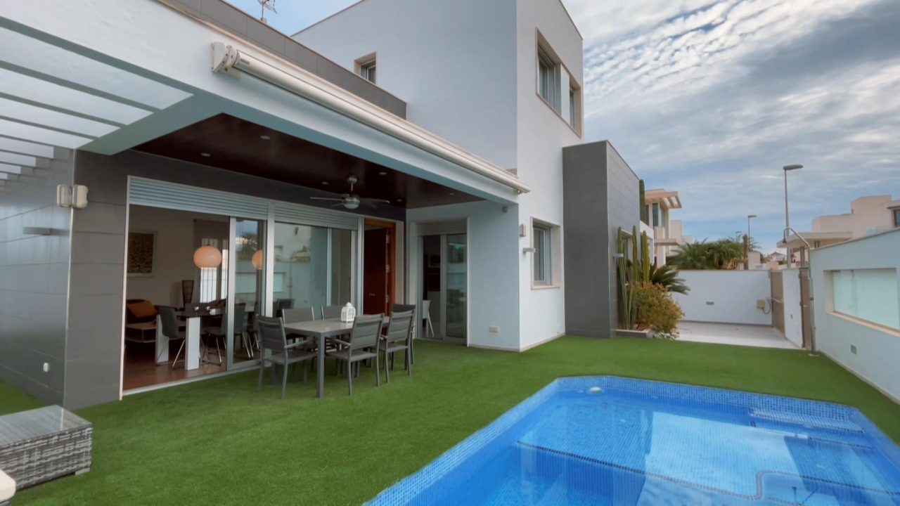 4 Great villa in Mil Palmeras for sale