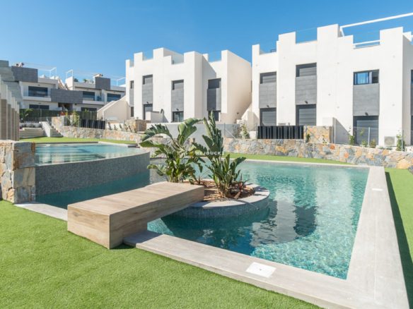 Fantasting bungalows in Los Balcones Torrevieja for sale.