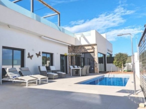 For sale almost new corner house in Pilar.