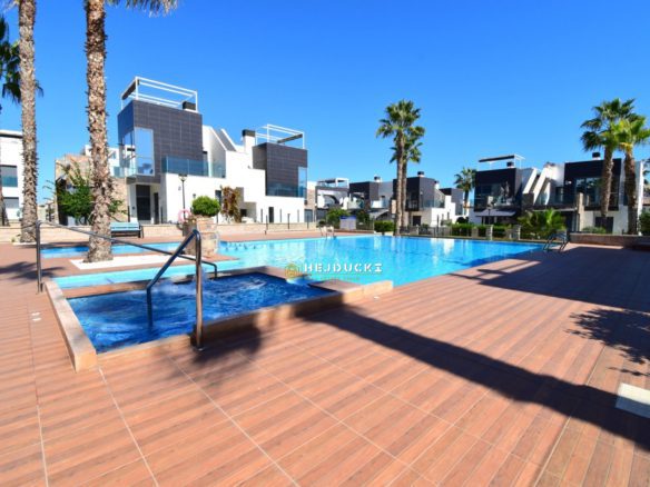 Upper bungalow for sale in Lomas de Cabo Roig.