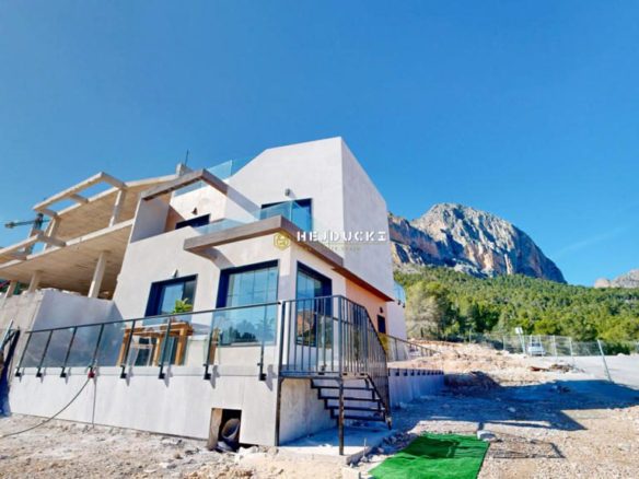 For sale a complex of eight spacious and bright semi-detached villas in Polop.