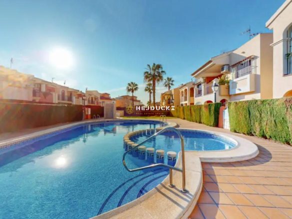 Modern Apartment with 2 Bedrooms and Sunny Patio in Torretas, Torrevieja.