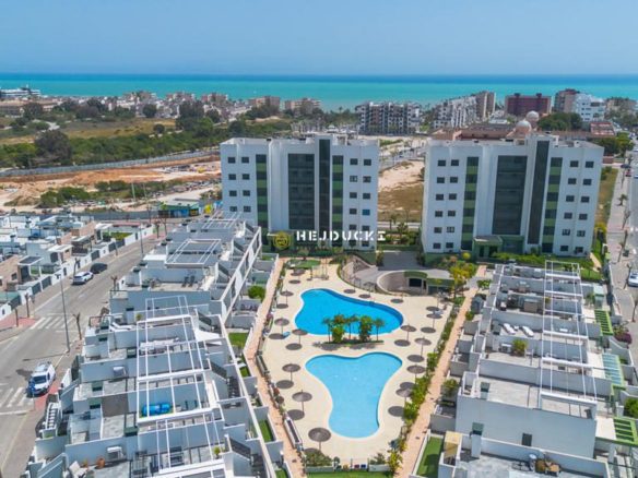 For sale modern upper bungalow with spacious solarium in Mil Palmeras.