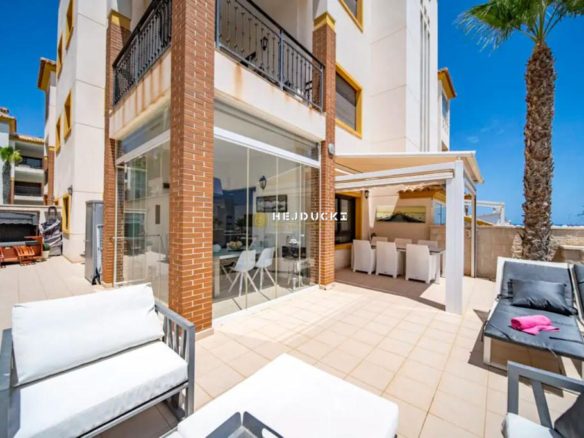 Ground floor apartment with sea views in Guardamar del Segura.