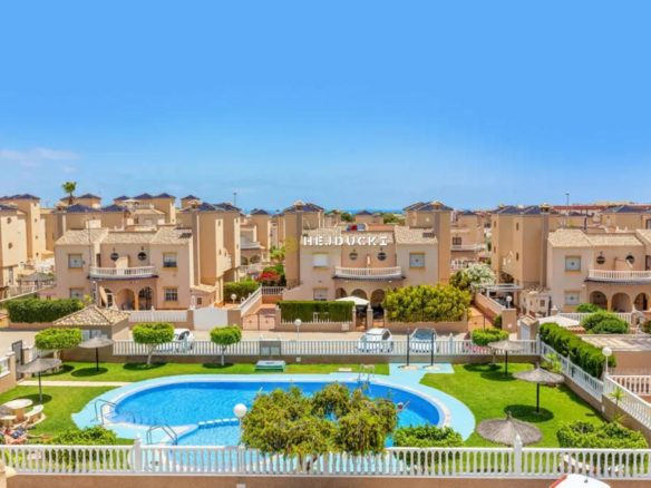 For sale corner villa in Lomas de Cabo Roig.