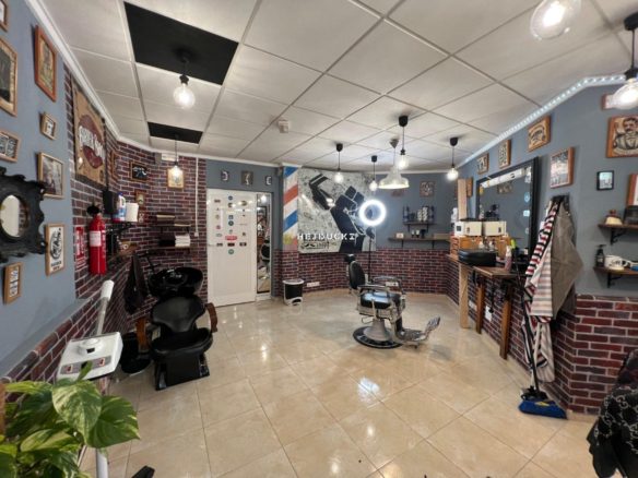 For sale a 62 m² commercial premises in Guardamar del Segura.