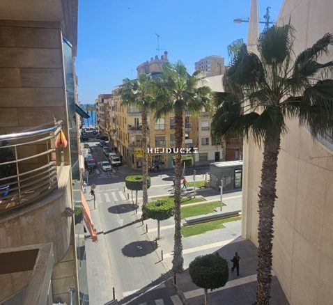 Na sprzedaż duży apartament w centrum Torrevieja.