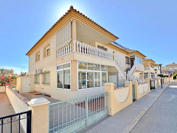 Na sprzedaż bungalow górny w La Zenia.
