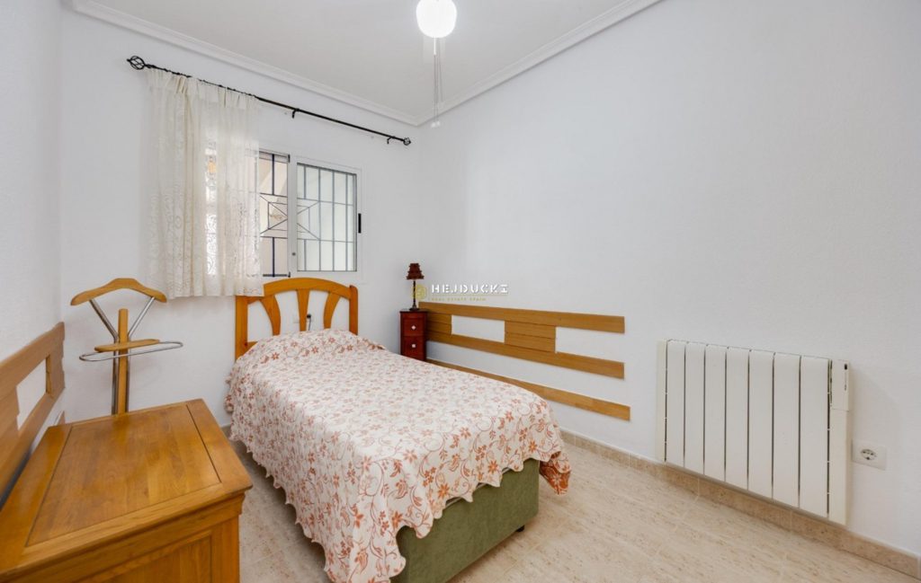 Na sprzedaż bungalow dolny w Zeniamar.