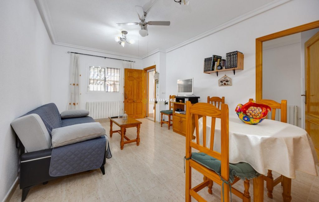 Na sprzedaż bungalow dolny w Zeniamar.
